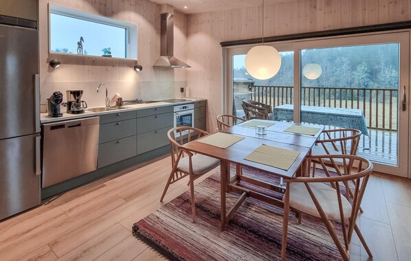 Kylskåp, diskmaskin och kaffe- och tebryggare