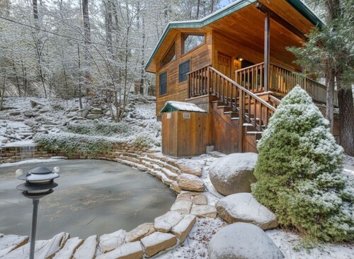 Cozy Cabin w/ Jacuzzi & Fireplace | 5min Downtown