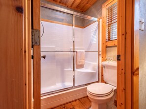 Douche, sèche-cheveux, serviettes fournies