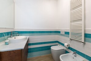 Dusche, Haartrockner, Bidet, Handtücher