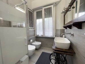 Dusche, kostenlose Toilettenartikel, Haartrockner, Bidet