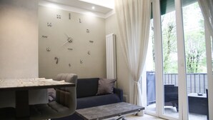 Un salon moderne avec un canapé, une table basse et une horloge murale.