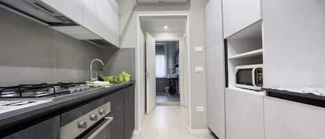 Réfrigérateur, micro-ondes, four, plaque de cuisson