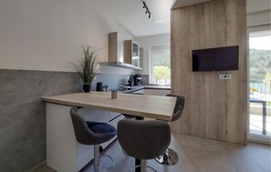 Een koelkast, een oven, een kookplaat, een vaatwasser