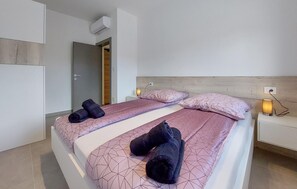 2 bedrooms, iron/ironing board, free WiFi, bed sheets - Amazing apartment in Plomin Luka (Plomin Luka)