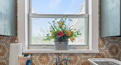 1BR Guesthouse w/ River View-Patio & Free Parking