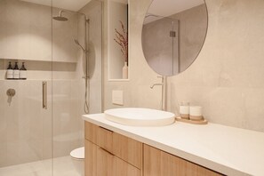 Doccia, asciugacapelli, asciugamani, sapone