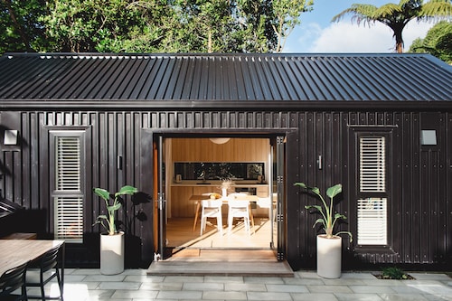 Unwind in an urban oasis w/sauna & garden views