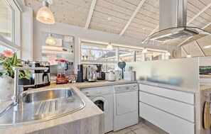 Kjøleskap, ovn, oppvaskmaskin og kaffetrakter/tekoker