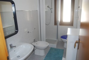 Sèche-cheveux, bidet, serviettes fournies, savon