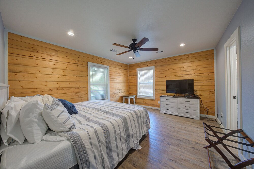 Happy Times on the Caddo Sleeps 8 + Hot Tub! Glenwood Vrbo