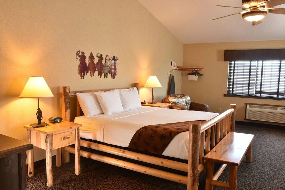 Rustic Charm Spacious Rooms & Suites with Scenic Views in Onalaska
