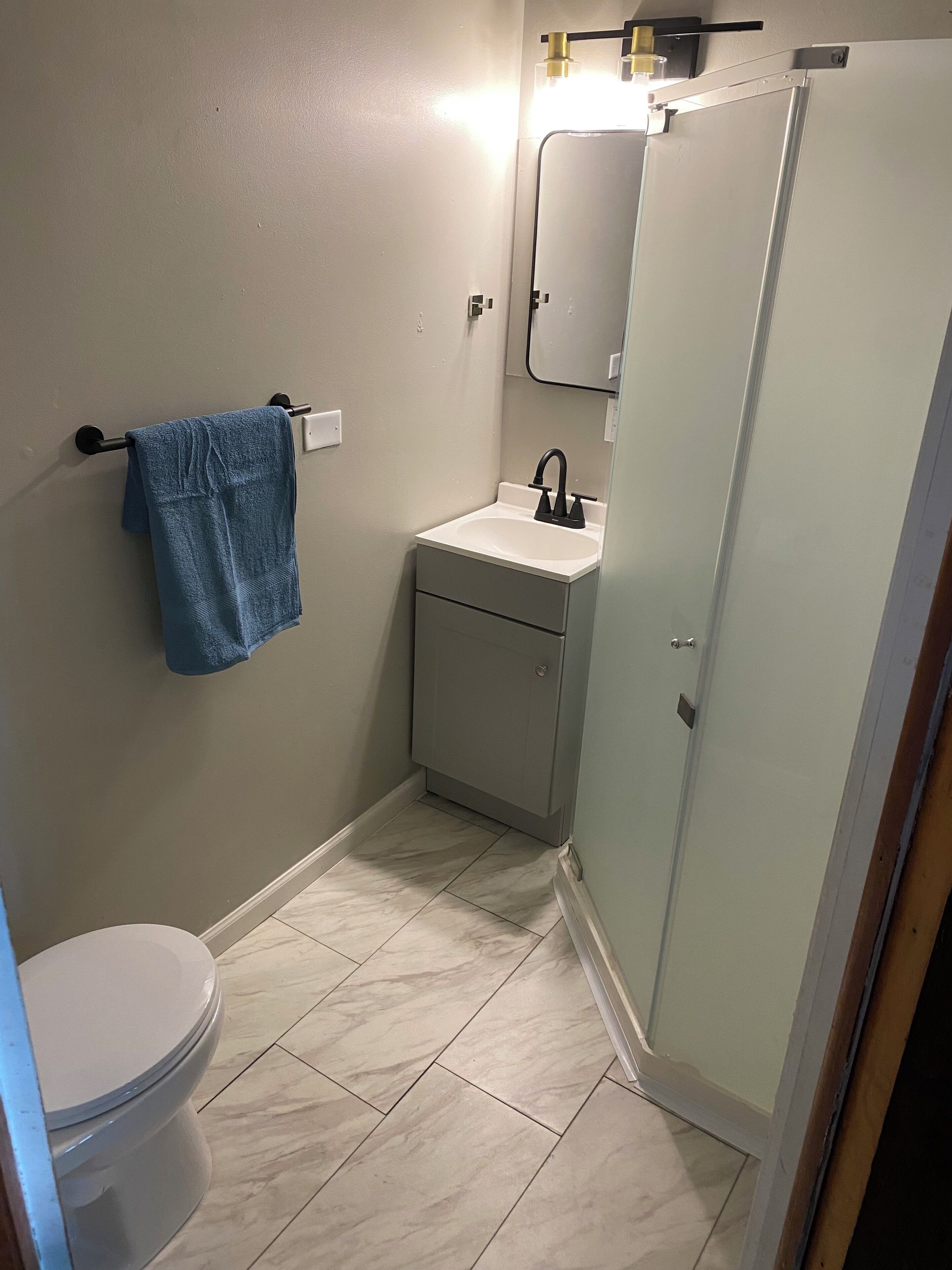 Een douche, een haardroger, handdoeken, zeep