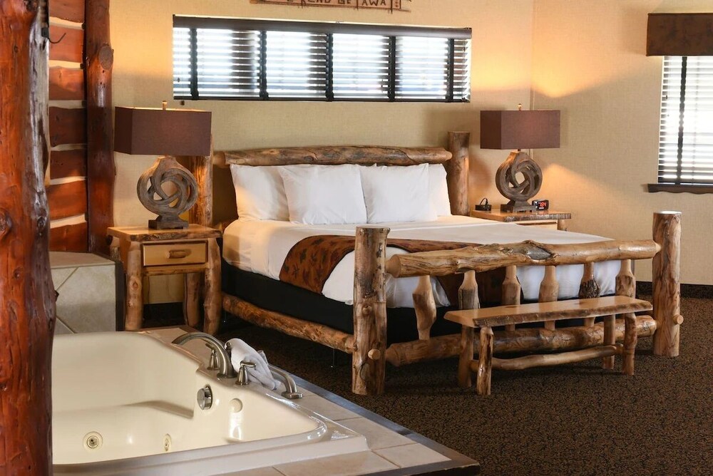 Fireplace, Dry Bar, Theme Suite Mini Premier, Stoney Creek La Crosse