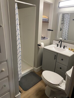 Dusj, hårføner, håndklær og såpe