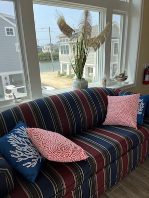 Living area - 5 minutes walk to the beach and 5 minutes walk to WAWA and minigolf (Lavallette)