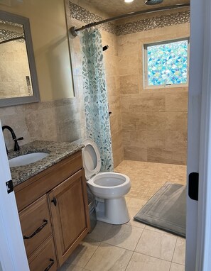 Regadera, jabón, papel de baño 