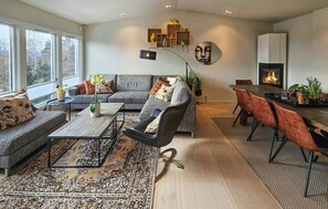TV, fireplace - Awesome home in Sandvika with WiFi (Sandvika)