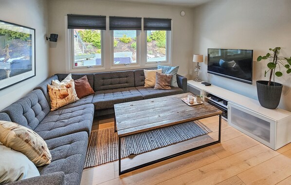 TV, fireplace - Awesome home in Sandvika with WiFi (Sandvika)