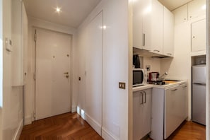 冷蔵庫、電子レンジ、コンロ、コーヒー / ティーメーカー