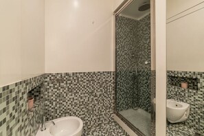 تجهيزات دش، مجففات شعر، مراحيض شطف، مناشف