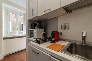 Réfrigérateur, four à micro-ondes, surface de cuisson, cafetière-théière