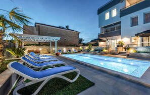 Lämmitetty uima-allas