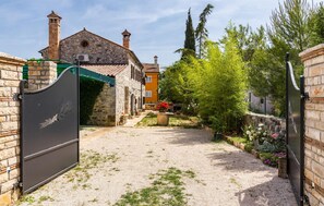 Property grounds - Awesome home in Kosinozici with kitchen (Kosinozici)