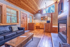 Smart TV, fireplace - Creek-Side Love Nest | King Bed + Fireplace (Ruidoso)