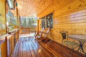 Outdoor dining - Creek-Side Love Nest | King Bed + Fireplace (Ruidoso)