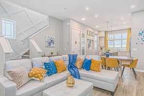 Living area - Sleeps 28~Events~FamilyReunions~4Kitchens~6FamilyRooms~12Bedrooms~9Bathrooms (Calgary)