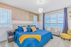 12 bedrooms, iron/ironing board, WiFi, bed sheets - Sleeps 28~Events~FamilyReunions~4Kitchens~6FamilyRooms~12Bedrooms~9Bathrooms (Calgary)