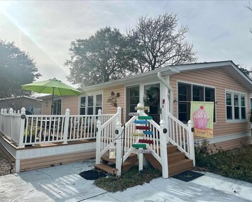 Front w/ deck