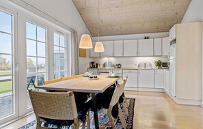 Køleskab, mikrobølgeovn, kogeplade, opvaskemaskine