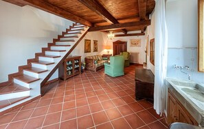 Fireplace - 3 bedroom awesome home in Papiano (Papiano)