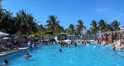 Enchanting 3 bedroom Villa - private beach, pool, gym - near tourist attractions