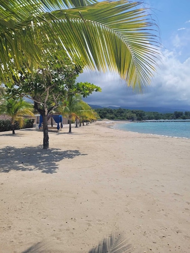 Arcadia Sea Villa: 3 bedroom Villa-private beach, pool-near tourist attractions