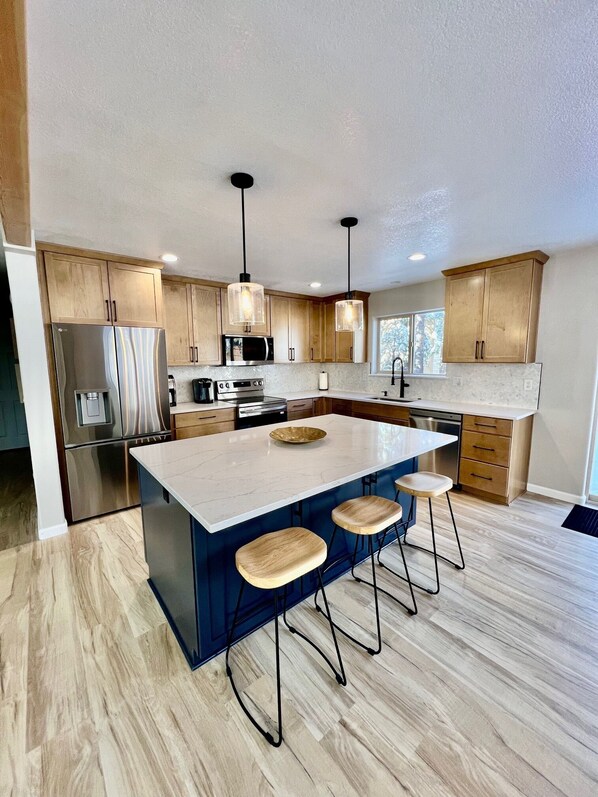 冷蔵庫、電子レンジ、オーブン、コンロ