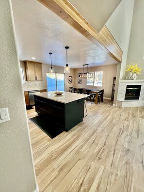 Interior - Cozy Family retreat with large fenced backyard, Pet-Friendly, and Central Air!!! (Flagstaff)