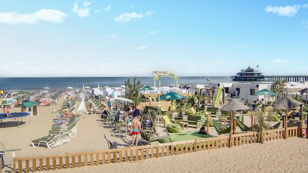 Un complexe hôtelier de bord de mer équipé de chaises longues, de parasols et d’un panneau indiquant : « Plage de Michael ».