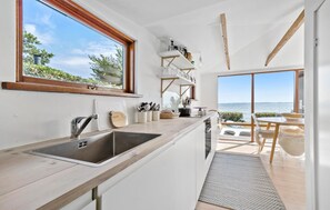 Réfrigérateur, plaque de cuisson, lave-vaisselle, cafetière/bouilloire