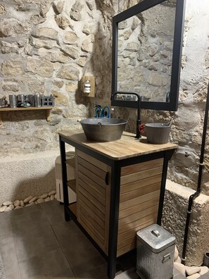 Douche, sèche-cheveux, serviettes fournies, savon