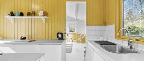 Kylskåp och spishäll