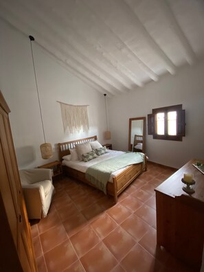 Tabla de planchar con plancha, wifi y ropa de cama 