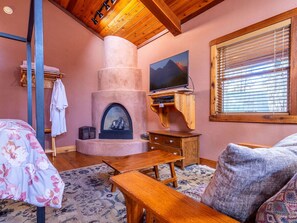 Smart TV y chimenea 