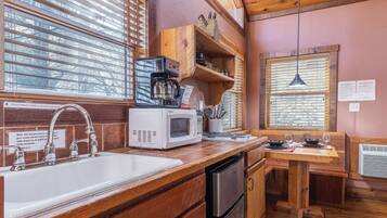 Microondas, horno, placa de cocina y cafetera o tetera