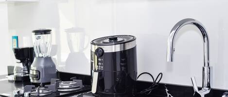 Réfrigérateur, four à micro-ondes, un four, surface de cuisson