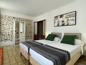 3 bedrooms, iron/ironing board, free WiFi, bed sheets