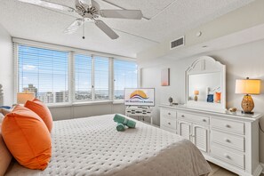 3 bedrooms, iron/ironing board, travel cot, free WiFi - 2 Story Penthouse 2504 The Quay Epic Views (Ocean City)