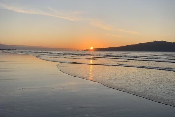 En la playa, sillas reclinables de playa, toallas de playa